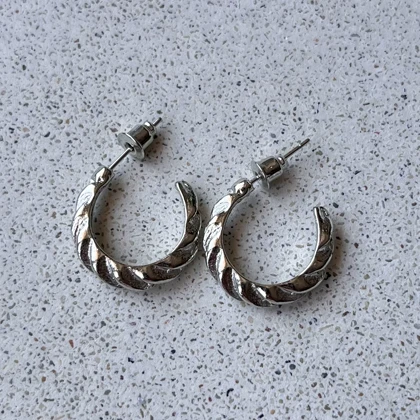 گوشواره حلقه‌ای نقره ای میخی