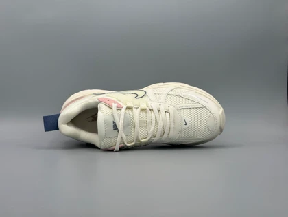 کتانی نایکی وی 2 کی ران کرم صورتی/Nike v2k