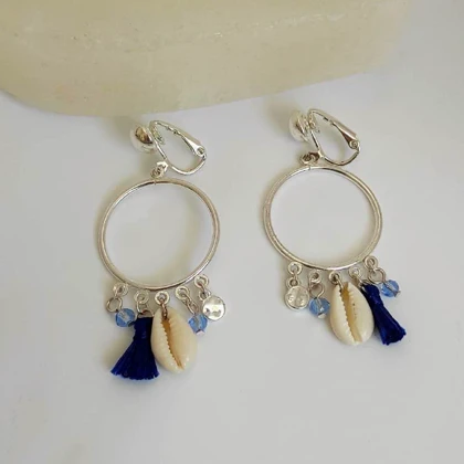 گوشواره کلیپسی حلقه آویز صدف طبیعی Cowrie و منگوله آبی کاربنی - استایل ساحلی بوهو