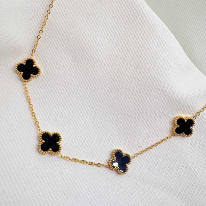 گردنبند استیل طرح «ونکلیف» 5 گل | رنگ طلایی با نگین‌های مشکی (مشابه طلا)