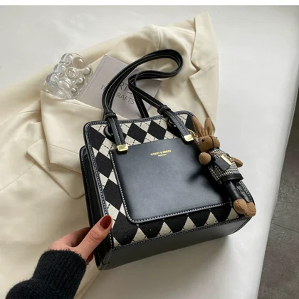 کیف زنانه وارداتی همراه با چارم کد K902