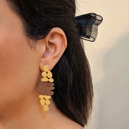 گوشواره آویز مدرن مدل انتزاعی؛ ترکیب رنگ طلایی و قهوه‌ای شکلاتی مات کد 2882