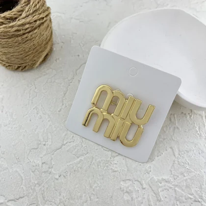 گل سینه زنانه طرح میو میو، ظاهری شیک و خاص