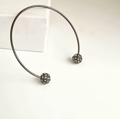 دستبند النگویی باز (Open Cuff) با دو گوی نگین‌دار – آبکاری گان‌متال (Gunmetal)