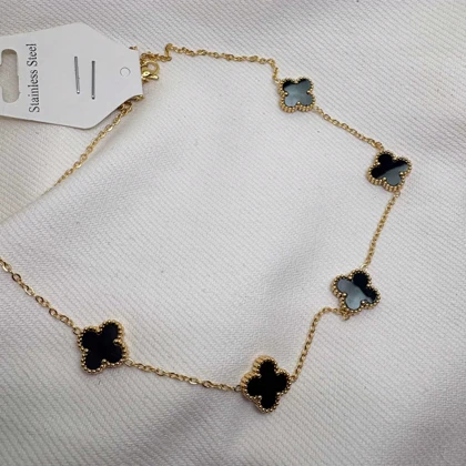 گردنبند استیل طرح «ونکلیف» 5 گل | رنگ طلایی با نگین‌های مشکی (مشابه طلا)