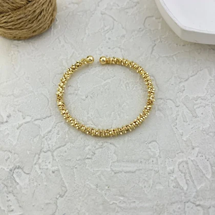 دستبند زنانه بنگل مدل گلدی‌ول طرح بافت خاویاری طلایی