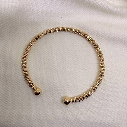 بنگل ژوپینگ طرح «خاویاری» | درخشش دانه‌دانه طلایی در قابی مینیمال