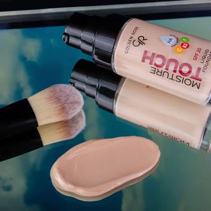 کرم پودر مایع صورت گلدن رز, مدل Moisture Touch مناسب انواع پوست SPF 20 حجم 30 میلی‌لیتر