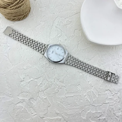 ساعت زنانه نقره‌ای با طرح کاسیو، ظرافت در عین سادگی