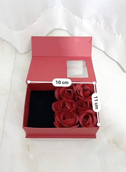 باکس هدیه جواهرات با گل رز قرمز 945