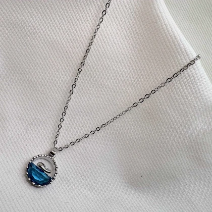 گردنبند استیل طرح «وال و دریا» | پلاک دایره‌ای با رزین آبی شفاف