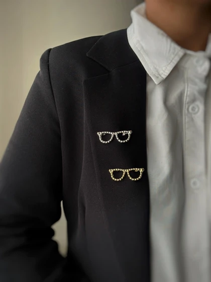 سنجاق سینه عینک