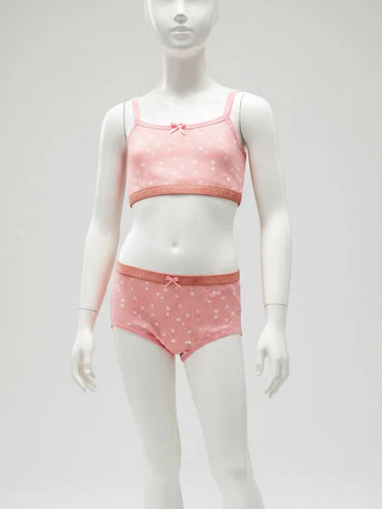 ست سه تکه نیم‌تنه و شورت اسلیپ، نیم پا گل‌دار صورتی بچگانه