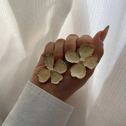 گوشواره زنانه طرح گل با رنگ ثابت و ضد حساسیت