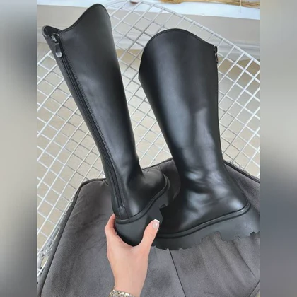 بوت بلند وسط اخم