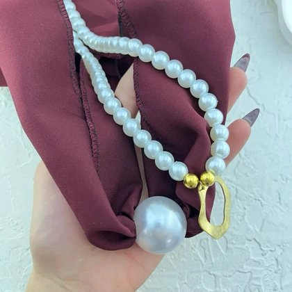 گردنبند زنانه مدل پرلا واین گلد طرح مروارید لوکس با پارچه زرشکی و آویز طلایی انتزاعی