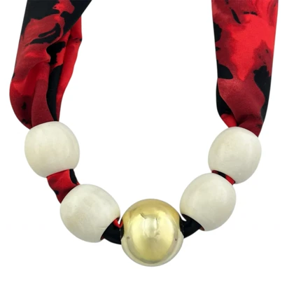 گردنبند زنانه مدل روژا گلد طرح مروارید لوکس با پارچه قرمز‑مشکی و مهره‌های سفید