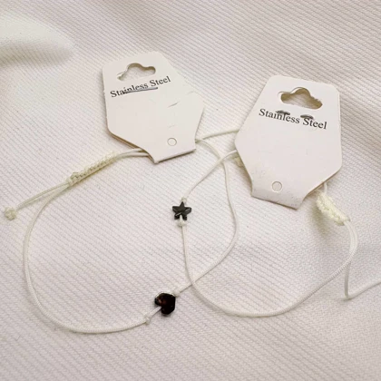 دستبند نخی طرح «تک‌ستاره» و «قلب» | پلاک استیل سیلور با بند سفید/شیری