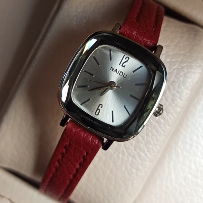 ساعت مچی زنانه نایدو بند چرمی زرشکی دور تراش