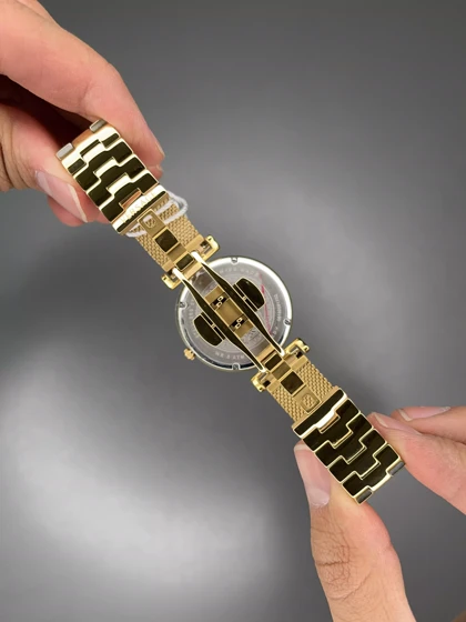 ساعت مچی ورساچه بند حصیری طلایی صفحه سبز Versace