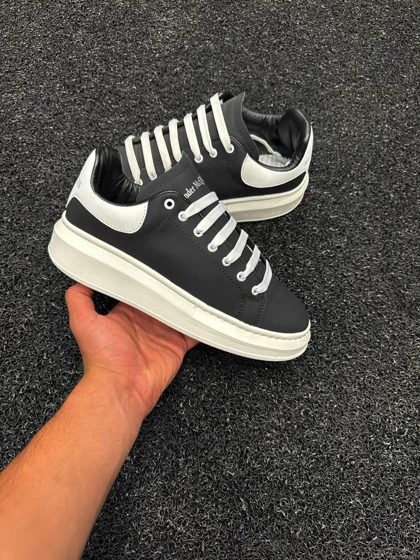 کتانی مک کویین مشکی با زیره سفید فوق‌العاده سبک و با کیفیت