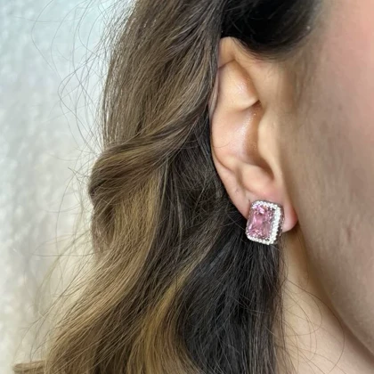 گوشواره نقره ای با سنگ صورتی طرح جواهر