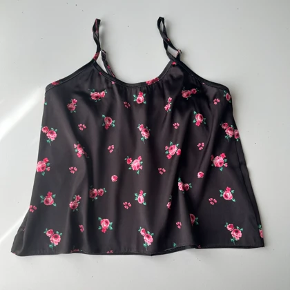تاپ و شلوارک ساتن طرح گل سرخ
