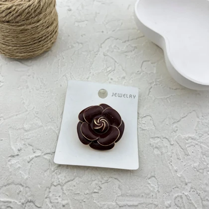 گل سینه زنانه طرح گل شیک و مجلسی