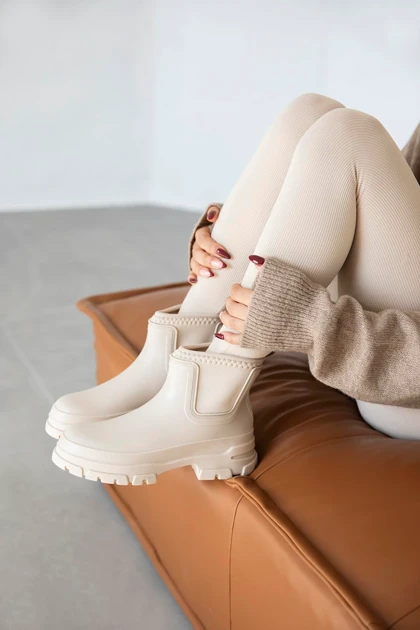 بوت و نیم بوت زنانه استراسونس straswans