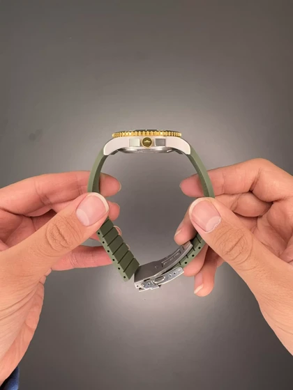 ساعت مچی لونژین اتوماتیک بند رابر سبز بزل طلایی Longines