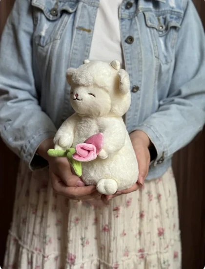 عروسک بره لاکچری گل به دست