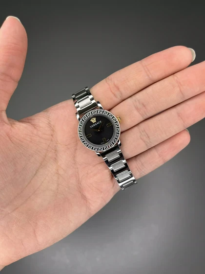 ساعت مچی ورساچه دورحکاکی بند سیلور صفحه مشکی Versace