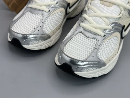 کتانی نایکی وی5 کی رانر سفید سیلور کرم /Nike v5k