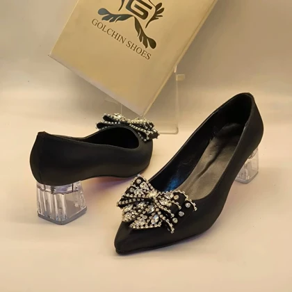 مجلسی پاشنه شیشه ای