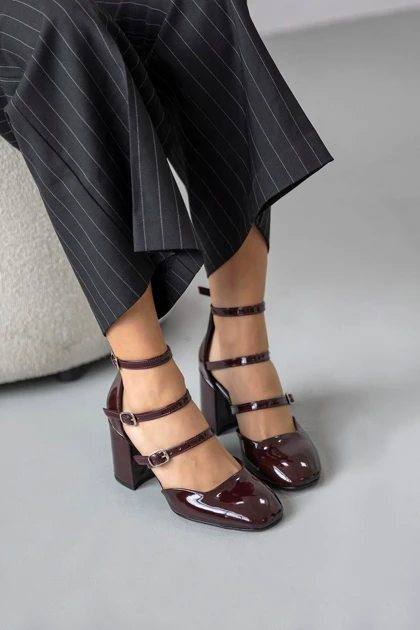 کفش پاشنه‌بلند کلاسیک زنانه استراسونس straswans