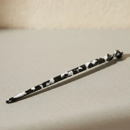 کانزاشی مو زنانه رزینی مرمری مشکی‑سفید با سر پیچ‌خورده تزئینی مدل نوآر