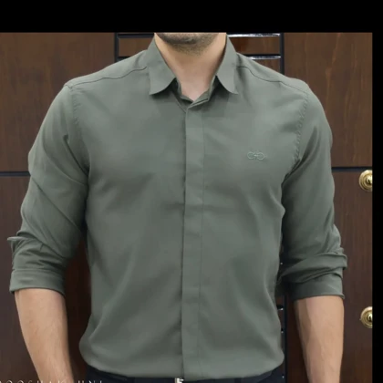 پیراهن آستین بلند ساتن کش پنبه مردانه رنگ سبز زیتونی