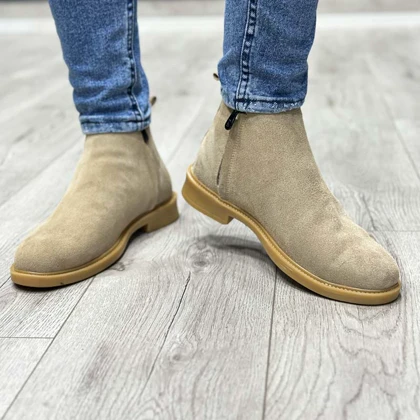 بوت مردانه مدل چلسی زیپ‌دار چرم طبیعی جیر رنگ خاکی