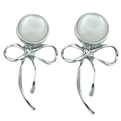 گوشواره زنانه مدل نرینا طرح طلا با نگین صدفی و آویز پاپیون