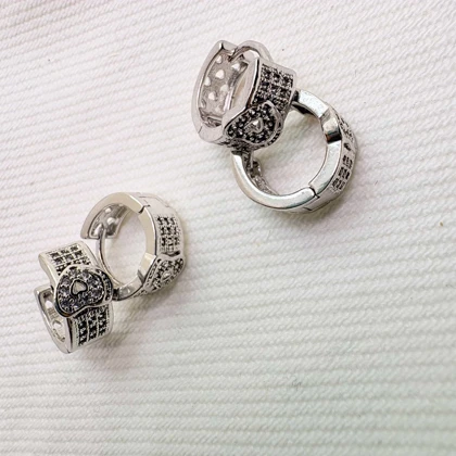 گوشواره برند شین مدل «قلب کریستالی» | آبکاری رادیوم با جلای طلا سفید