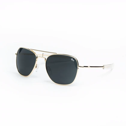 عینک آفتابی مردانه American Optical AO Pilot با طراحی کلاسیک خلبانی، فریم فلزی طلایی و لنز تیره؛ انتخابی اصیل برای استایل‌های کلاسیک و ماندگار