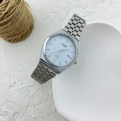 ساعت زنانه نقره‌ای با طرح کاسیو، ظرافت در عین سادگی