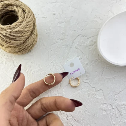 گوشواره زنانه ژوپینگ مدل ویتوریا طرح حلقه‌ای طلایی با بافت شیارخورده ظریف