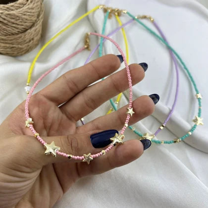 گردنبند زنانه مهره‌ای مدل سپهر طرح ستاره تابستانی رنگ زرد