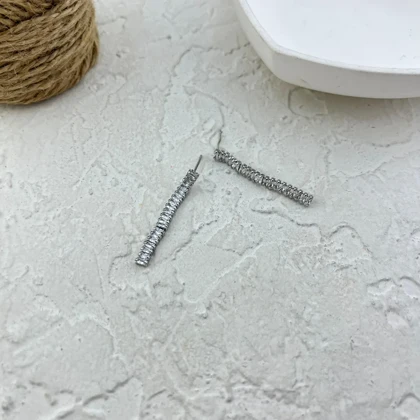 گوشواره زنانه مدل لاینیا طرح جواهری خطی با نگین‌های مستطیلی