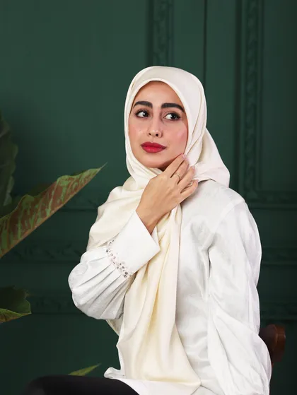 روسری ساتن خط‌دار شیری