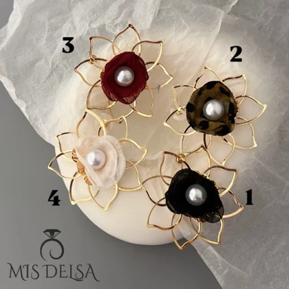 گوشواره گل پارچه ای با فریم طلایی