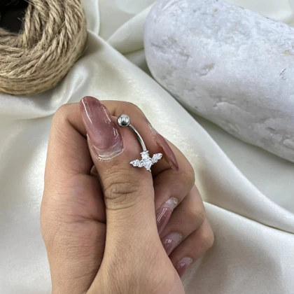 پیرسینگ ناف زنانه مدل شب‌پره درخشان