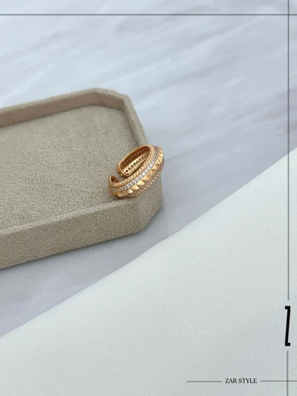 انگشتر هرمی نگین‌دار