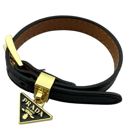 دستبند زنانه چرمی با آویز طرح پرادا، ظرافت در عین سادگی